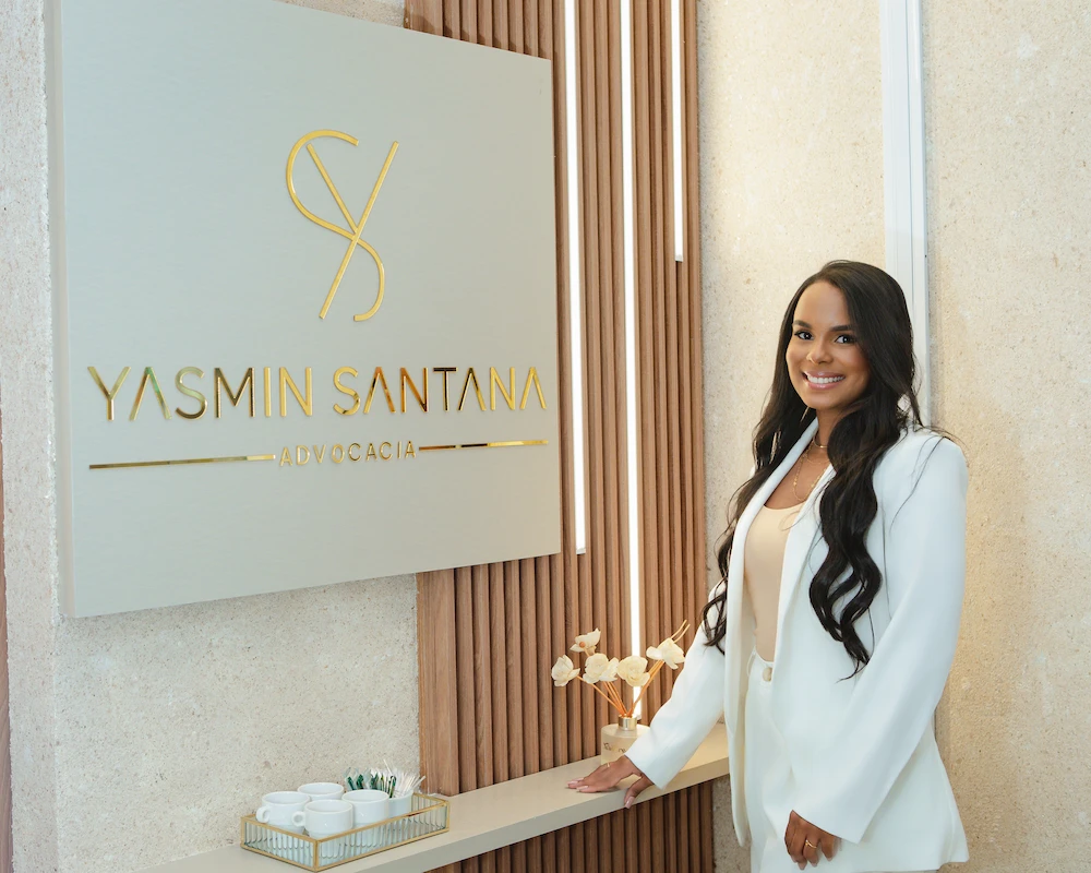 Dra. Yasmin Santana em seu escritório